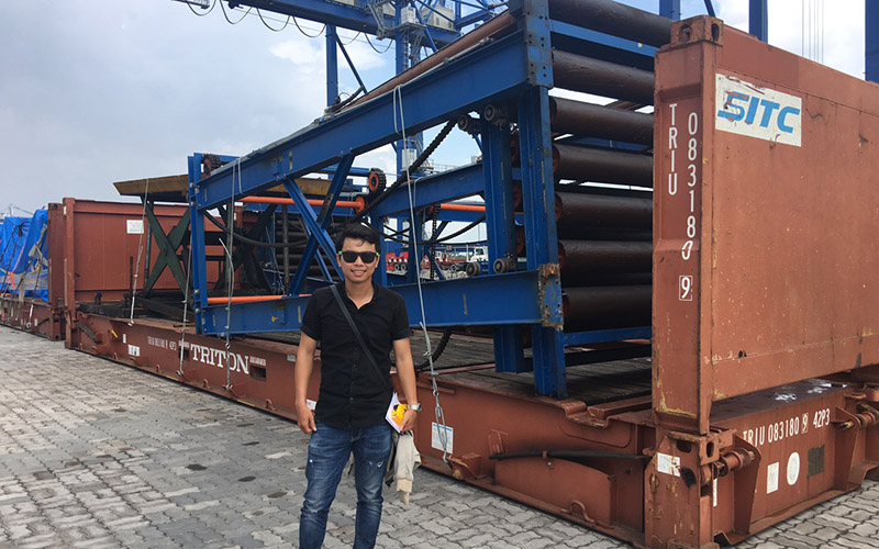 Vận chuyển cont flatrack: nhân sự Project Shipping kiểm tra khung thép trên Flat Rack tại bãi cảng