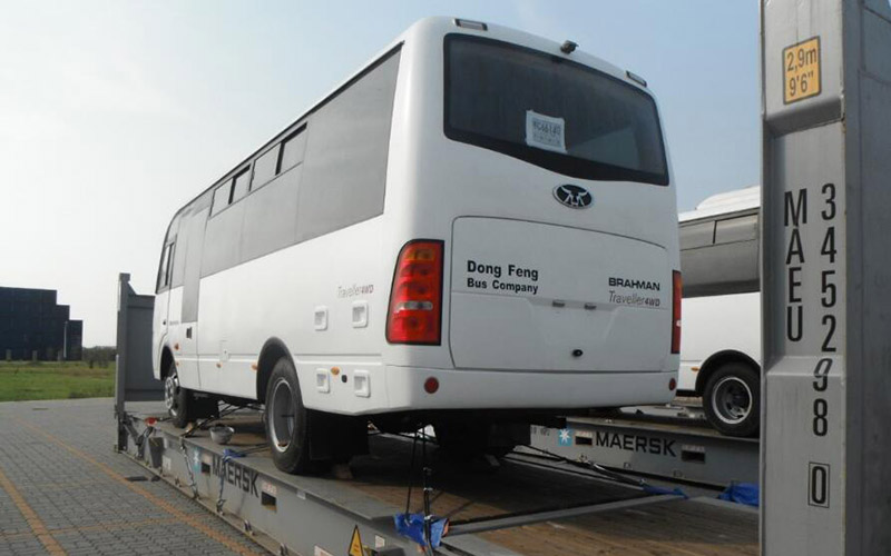 xe bus quá khổ cố định trên mooc container Flat Rack