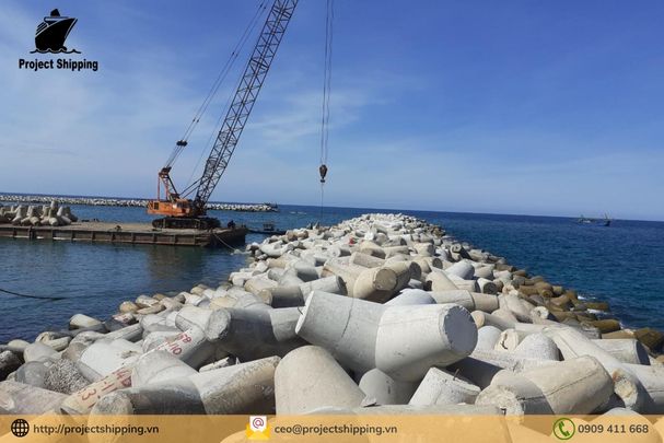 Cước vận chuyển đường biển từ Cảng Đà Nẵng đến Cảng Long BeachCước vận chuyển đường biển từ Cảng Đà Nẵng đến Cảng Long Beach là yếu tố quan trọng để các doanh nghiệp tối ưu hóa chi phí trong hoạt động thương mại quốc tế. Với sự hỗ trợ từ Projcet Shipping, các lô hàng được đảm bảo vận chuyển an toàn, đúng tiến độ, giúp kết nối hiệu quả giữa Việt Nam và Hoa Kỳ. Giới thiệu về Cảng Long Beach – Hoa Kỳ Cảng Long Beach, quản lý dưới sự giám sát của Sở Cảng Thành phố Long Beach, là một cảng container quan trọng tại Hoa Kỳ và tiếp giáp với Cảng Los Angeles. Cảng Long Beach đóng vai trò là một cửa ngõ chủ yếu cho thương mại giữa Hoa Kỳ và Châu Á, chiếm diện tích khoảng 3.200 mẫu Anh (13 km²) với 25 dặm (40 km) bờ sông tại thành phố Long Beach, California. Tọa lạc cách trung tâm thành phố Long Beach chỉ khoảng hai dặm (3 km) về phía tây nam và cách trung tâm thành phố Los Angeles khoảng 25 dặm (40 km) về phía nam, cảng này có vị trí chiến lược thuận lợi. Với hoạt động thương mại mang lại khoảng 100 tỷ đô la Mỹ mỗi năm, Cảng Long Beach sử dụng hơn 316.000 lao động tại khu vực Nam California. Tuy nhiên, vào năm 2022, cảng này, cùng với Cảng Los Angeles liền kề, đã được Ngân hàng Thế giới và IHS Markit đánh giá là một trong những cảng ít hiệu quả nhất toàn cầu, với những nguyên nhân chủ yếu là chủ nghĩa bảo hộ từ các công đoàn và sự thiếu hụt về tự động hóa. Dịch vụ vận chuyển hàng từ Đà Nẵng Việt Nam đến Long Beach – Hoa Kỳ của Project Shipping Dịch vụ vận chuyển quốc tế của Project Shipping dành cho tuyến đường từ cảng Đà Nẵng (Việt Nam) đến cảng Long Beach (Hoa Kỳ) được thiết kế để mang lại chi phí hợp lý và hiệu quả tối ưu trong suốt quá trình vận chuyển. Chúng tôi bảo đảm mọi lô hàng đều được vận chuyển an toàn và đúng tiến độ, không để xảy ra bất kỳ sự cố nào. Với đội ngũ chuyên gia dày dặn kinh nghiệm, Project Shipping cam kết tuân thủ các quy định quốc tế về vận chuyển. Dịch vụ vận tải của chúng tôi vô cùng linh hoạt, có thể đáp ứng nhu cầu vận chuyển đa dạng từ hàng hóa dễ hỏng đến hàng công nghiệp cồng kềnh. Các mặt hàng vận chuyển đi Long Beach – Hoa Kỳ Dịch vụ vận chuyển của Project Shipping đáp ứng nhu cầu xuất khẩu đa dạng từ Việt Nam sang Hoa Kỳ. Điện tử và Điện thoại Di Động: Điện thoại di động và các linh kiện điện tử từ Việt Nam đóng góp lớn trong việc đáp ứng nhu cầu công nghệ cao tại thị trường Hoa Kỳ, giúp kết nối thương mại giữa hai quốc gia. Sắt Thép và Kim Loại: Ngành xây dựng và sản xuất tại Hoa Kỳ không thể thiếu sắt thép và kim loại, được nhập khẩu từ Việt Nam, phục vụ các dự án cơ sở hạ tầng và công nghiệp quan trọng. Máy móc và Thiết bị Công nghiệp: Các sản phẩm máy móc công nghiệp Việt Nam giúp cải thiện năng suất sản xuất tại Hoa Kỳ, đóng vai trò trong việc phát triển các ngành công nghiệp chủ chốt. Thức ăn Chăn Nuôi và Phân Bón: Thức ăn chăn nuôi và phân bón Việt Nam hỗ trợ ngành nông nghiệp tại Hoa Kỳ phát triển, đáp ứng nhu cầu tiêu thụ của thị trường nông sản. Cao Su và Sản phẩm Liên Quan: Cao su tự nhiên từ Việt Nam là thành phần thiết yếu trong ngành sản xuất lốp xe và các sản phẩm cao su tại Hoa Kỳ, đáp ứng nhu cầu tiêu thụ cao. Hàng Gia Dụng: Các sản phẩm gia dụng từ Việt Nam như dụng cụ bếp và thiết bị gia đình đáp ứng nhu cầu sử dụng của người dân Hoa Kỳ trong đời sống hàng ngày. Thủy Sản Chế Biến và Đông Lạnh: Các mặt hàng thủy sản chế biến và đông lạnh như tôm, cá và mực từ Việt Nam được ưa chuộng tại Hoa Kỳ, phục vụ nhu cầu tiêu thụ cao trong ngành thực phẩm. Sản phẩm Thủ Công Mỹ Nghệ: Các sản phẩm thủ công mỹ nghệ từ tre, mây và thảm thủ công mang đậm giá trị văn hóa Việt Nam, được người tiêu dùng Hoa Kỳ yêu thích và tìm mua. Với cam kết bảo đảm chất lượng và hiệu quả, Project Shipping giúp kết nối thương mại giữa hai quốc gia, thúc đẩy sự phát triển của các ngành công nghiệp và đáp ứng nhu cầu tiêu thụ tại thị trường Hoa Kỳ. Cước vận chuyển từ cảng Đà Nẵng Việt Nam đến Long Beach – Hoa Kỳ Cước vận chuyển hàng FCL (Cont 20/40) Cước vận chuyển từ Cảng Đà Nẵng đến Cảng Long Beach là giải pháp lý tưởng cho những doanh nghiệp cần vận chuyển hàng hóa lớn. Hàng hóa của bạn sẽ được vận chuyển trong các container riêng biệt, không phải chia sẻ không gian với các khách hàng khác, đảm bảo tính an toàn và đúng tiến độ. Container 20 feet Container 40 feet 2310 USD 3190 USD Với dịch vụ FCL, bạn chỉ cần sử dụng toàn bộ không gian trong container, không phải chia sẻ với hàng hóa của các khách hàng khác. Cước vận chuyển hàng LCL (Hàng lẻ tính theo CBM) Cước vận chuyển hàng LCL (TỐI THIỂU 1CBM/USD) 45 USD Nếu doanh nghiệp của bạn có lượng hàng hóa nhỏ, dịch vụ LCL (hàng lẻ) sẽ giúp bạn tiết kiệm chi phí vận chuyển. Với dịch vụ này, hàng hóa của bạn sẽ được gói chung trong một container cùng các lô hàng khác, giảm thiểu chi phí mà vẫn đảm bảo thời gian giao hàng chính xác. Bạn có thể tham khảo thêm về vận tải đường biển cũng như các thông tin khác tại Project Shipping để hiểu rõ hơn về dịch vụ vận chuyển này. Phụ phí và Local Charge tại Việt Nam Local charges hàng nguyên container FCL: Trong quá trình vận chuyển, bên cạnh cước vận chuyển chính, khách hàng cần lưu ý đến các khoản phụ phí (Local Charges) có thể phát sinh: Hàng FCL Cont 20DC Cont 40DC/HC Cont 20RF Cont 40RF Phí THC $145 $235 $195 $295 Phí Vận Đơn (Bill) $40 $40 $40 $40 Phí khai AMS (AMS) $35 $35 $35 $35 Phí Chì (Seal) $8 $10 $8 $10 Phí Thả hàng (Telex) $40 $40 $40 $40 Local charges hàng lẻ LCL: Hàng LCL THC USD10/CBM CFS USD10/CBM AMS USD10/SET LSS USD8/CBM RR USD25/CBM Fumigation $20/SET Hiểu rõ các phụ phí sẽ giúp các doanh nghiệp dễ dàng tính toán chi phí vận chuyển và tránh những khoản chi phí phát sinh không mong muốn trong quá trình xuất khẩu. Vận chuyển hàng nguyên container Đà Nẵng Việt Nam đi Long Beach – Hoa Kỳ và ngược lại bằng đường biển (Full Container Load – FCL) Vận chuyển FCL (Full Container Load) từ Project Shipping là giải pháp lý tưởng dành cho những doanh nghiệp có khối lượng hàng hóa lớn, cần vận chuyển từ cảng Đà Nẵng đến cảng Long Beach. Dịch vụ này giúp tối ưu hóa chi phí và đảm bảo an toàn cho hàng hóa trong suốt hành trình. Dịch vụ Door-to-Door (FCL) của Project Shipping là lựa chọn tiện lợi dành cho doanh nghiệp. Hàng hóa sẽ được thu gom, vận chuyển quốc tế, xử lý hải quan và giao tận nơi người nhận tại Long Beach, giúp tiết kiệm thời gian và chi phí. Vận chuyển Port-to-Door (FCL) là dịch vụ cho phép khách hàng tiết kiệm chi phí bằng cách tự thực hiện thủ tục nhập khẩu tại cảng Long Beach. Dịch vụ này mang lại sự linh hoạt và kiểm soát trong việc quản lý quá trình vận chuyển và nhận hàng. Dịch vụ Port-to-Port (FCL) giúp doanh nghiệp chủ động hơn trong quy trình giao nhận, chỉ bao gồm vận chuyển từ cảng Đà Nẵng đến cảng Long Beach mà không kèm theo các dịch vụ bổ sung. Đây là lựa chọn tối ưu cho các doanh nghiệp có đội ngũ quản lý và logistics vững mạnh. Dịch vụ vận chuyển FCL của Project Shipping mang đến các giải pháp vận tải linh hoạt, giúp doanh nghiệp dễ dàng lựa chọn phương thức phù hợp nhất, từ vận chuyển trọn gói đến các lựa chọn tiết kiệm chi phí, đảm bảo hàng hóa được giao nhận đúng thời gian và an toàn. Vận chuyển hàng lẻ Đà Nẵng Việt Nam đi Long Beach – Hoa Kỳ và ngược lại bằng đường biển (Less than Container Load – LCL) Vận chuyển LCL của Project Shipping là giải pháp tối ưu cho các doanh nghiệp có lô hàng nhỏ, giúp tiết kiệm chi phí và thời gian. Chúng tôi cung cấp nhiều lựa chọn vận chuyển linh hoạt từ cảng Đà Nẵng đến cảng Long Beach và các địa điểm khác. Door-to-Door (LCL) của Project Shipping giúp bạn vận chuyển hàng hóa từ kho người gửi đến tận kho người nhận tại Long Beach, bao gồm tất cả các bước trong chuỗi cung ứng như thu gom, vận chuyển và giao nhận. Port-to-Door (LCL), bạn có thể gửi hàng từ cảng Đà Nẵng đến kho người nhận tại Long Beach, giúp giảm chi phí vận chuyển. Người nhận có thể tự thực hiện các thủ tục nhập khẩu, mang lại sự linh hoạt và tiết kiệm. Port-to-Port (LCL) của Project Shipping là lựa chọn dành cho những ai muốn chủ động hơn trong việc kiểm soát quy trình vận chuyển. Chúng tôi vận chuyển từ cảng Đà Nẵng đến cảng Long Beach, và bạn có thể tự tổ chức các bước giao nhận tiếp theo. LCL (hàng lẻ) của Project Shipping mang đến giải pháp vận chuyển tiết kiệm cho các lô hàng nhỏ. Chúng tôi cung cấp các dịch vụ từ Door-to-Door, Port-to-Door, đến Port-to-Port, giúp khách hàng lựa chọn phương thức vận chuyển phù hợp nhất với nhu cầu và ngân sách. Các loại container – kích thước và khối lượng Container khô tiêu chuẩn (Dry Container) và Container cao (Dry High Cube) Container khô tiêu chuẩn là giải pháp vận chuyển phổ biến cho các mặt hàng không yêu cầu điều kiện bảo quản đặc biệt. Với tính linh hoạt và chi phí vận hành hợp lý, đây là sự lựa chọn tối ưu cho doanh nghiệp vận chuyển hàng tiêu dùng và nguyên liệu sản xuất. Container cao mang lại lợi thế vượt trội trong việc vận chuyển hàng hóa cồng kềnh nhờ chiều cao lớn hơn so với container khô tiêu chuẩn. Sự linh hoạt này giúp tối ưu không gian chứa hàng, đồng thời tiết kiệm chi phí vận chuyển khi vận chuyển các mặt hàng có kích thước lớn. Loại Container Chiều dài (m) Chiều rộng (m) Chiều cao (m) Thể tích (m3) Container 20 feet 5.898 2.352 2.395 33.2 m3 Container 40 feet thường 12.032 2.35 2.392 67.6 m3 Container 40 feet cao 12.023 2.352 2.698 76.3 m3 Container 45 cao 13.556 2.340 2.597 83.0 m3 Container lạnh (Reefer Container) Container lạnh sử dụng công nghệ làm lạnh hiện đại, giúp duy trì nhiệt độ lý tưởng cho các sản phẩm dễ hư hỏng như thực phẩm tươi sống và dược phẩm. Với khả năng bảo quản đặc biệt, container lạnh giúp đảm bảo chất lượng hàng hóa trong suốt hành trình vận chuyển. Loại Container Chiều dài (m) Chiều rộng (m) Chiều cao (m) Thể tích (m3) Container 20 ’RF 5.485 2.286 2.265 28.4 m3 Container 40‘RF 11.572 2.296 2.521 67.0 m3 Các loại container khác Container Mở Nóc (Open Top Container): Loại container này không có mái, phù hợp với các lô hàng có kích thước lớn hoặc yêu cầu bốc xếp từ phía trên. Nó thường được sử dụng cho các thiết bị công nghiệp hoặc máy móc nặng mà không thể dễ dàng di chuyển qua cửa bên hông. Container Mặt Phẳng (Flat Rack Container): Không có các thành bao quanh, container mặt phẳng rất hữu ích cho hàng hóa có kích thước và hình dạng bất thường mà không thể cho vào các container tiêu chuẩn. Đây là sự lựa chọn hoàn hảo cho hàng hóa cồng kềnh và dễ dàng vận chuyển. Container Bồn (Tank Container): Được thiết kế đặc biệt để vận chuyển chất lỏng, khí nén hoặc hóa chất, container bồn có khả năng chịu áp lực cao và đáp ứng các tiêu chuẩn an toàn quốc tế, đảm bảo an toàn tuyệt đối khi vận chuyển các mặt hàng nguy hiểm. Lịch tàu từ Đà Nẵng Việt Nam đi Long Beach – Hoa Kỳ Loại hàng hóa Ngày khởi hành Thời gian vận chuyển dự kiến Ghi chú Hàng nguyên container (FCL) Thứ Ba, Thứ Bảy, Chủ Nhật hàng tuần 37 – 41 ngày Project Shipping cam kết đảm bảo dịch vụ an toàn và hiệu quả Hàng lẻ (LCL) Thứ Ba, Thứ Bảy hàng tuần 37 – 41 ngày Những lưu ý khi vận chuyển hàng từ Đà Nẵng Việt Nam đi Long Beach – Hoa Kỳ Trước khi vận chuyển hàng hóa đến Hoa Kỳ, các doanh nghiệp cần ưu tiên việc tìm hiểu và tuân thủ các quy định nhập khẩu của quốc gia này: Nghiên cứu quy định nhập khẩu Hoa Kỳ: Trước khi bắt đầu vận chuyển, doanh nghiệp cần nắm rõ các quy định nhập khẩu của Hoa Kỳ, bao gồm việc kiểm tra danh mục hàng hóa bị hạn chế hoặc cấm nhập khẩu, để tránh rủi ro trong quá trình thông quan. Hoàn thiện thủ tục xuất khẩu từ Việt Nam: Để hàng hóa có thể rời khỏi Việt Nam, doanh nghiệp cần đảm bảo giấy tờ đầy đủ, bao gồm hóa đơn thương mại, hợp đồng xuất khẩu và các giấy phép liên quan đến ngành hàng xuất khẩu. Giấy phép đặc biệt cho sản phẩm yêu cầu bảo quản: Những sản phẩm như thực phẩm đông lạnh, dược phẩm hay hàng hóa có điều kiện bảo quản đặc biệt sẽ cần giấy phép nhập khẩu cũng như chứng nhận kiểm dịch để đáp ứng yêu cầu của các cơ quan chức năng. Cung cấp chứng nhận xuất xứ (C.O): Một trong những yêu cầu quan trọng khi xuất khẩu vào Hoa Kỳ là chứng nhận xuất xứ. Đây không chỉ giúp giảm chi phí thuế quan mà còn đảm bảo quá trình thông quan nhanh chóng. Đảm bảo chất lượng đóng gói hàng hóa: Đóng gói hàng hóa đúng chuẩn giúp bảo vệ sản phẩm khỏi các hư hỏng trong quá trình vận chuyển, đặc biệt đối với các mặt hàng dễ vỡ hoặc dễ hỏng như thủy sản, điện tử và dược phẩm. Lời kết Cước vận chuyển đường biển từ Cảng Đà Nẵng đến Cảng Long Beach không chỉ mang lại lợi thế về chi phí mà còn giúp doanh nghiệp tối ưu hóa chuỗi cung ứng toàn cầu. Với dịch vụ vận tải đáng tin cậy và linh hoạt từ Project Shipping, doanh nghiệp có thể an tâm rằng mọi lô hàng sẽ được giao đúng hẹn và đạt chất lượng cao. Hãy liên hệ ngay với Project Shipping để được tư vấn chi tiết về cước phí và các giải pháp vận chuyển hiệu quả nhất! Xem thêm: Cước vận chuyển đường biển từ Cảng Đà Nẵng đến Cảng Hampton Roads (Norfolk, Chesapeake)