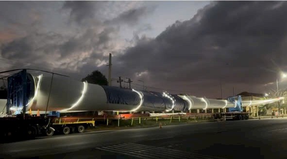 Vận chuyển cánh quạt điện gió ban đêm trên quốc lộ
