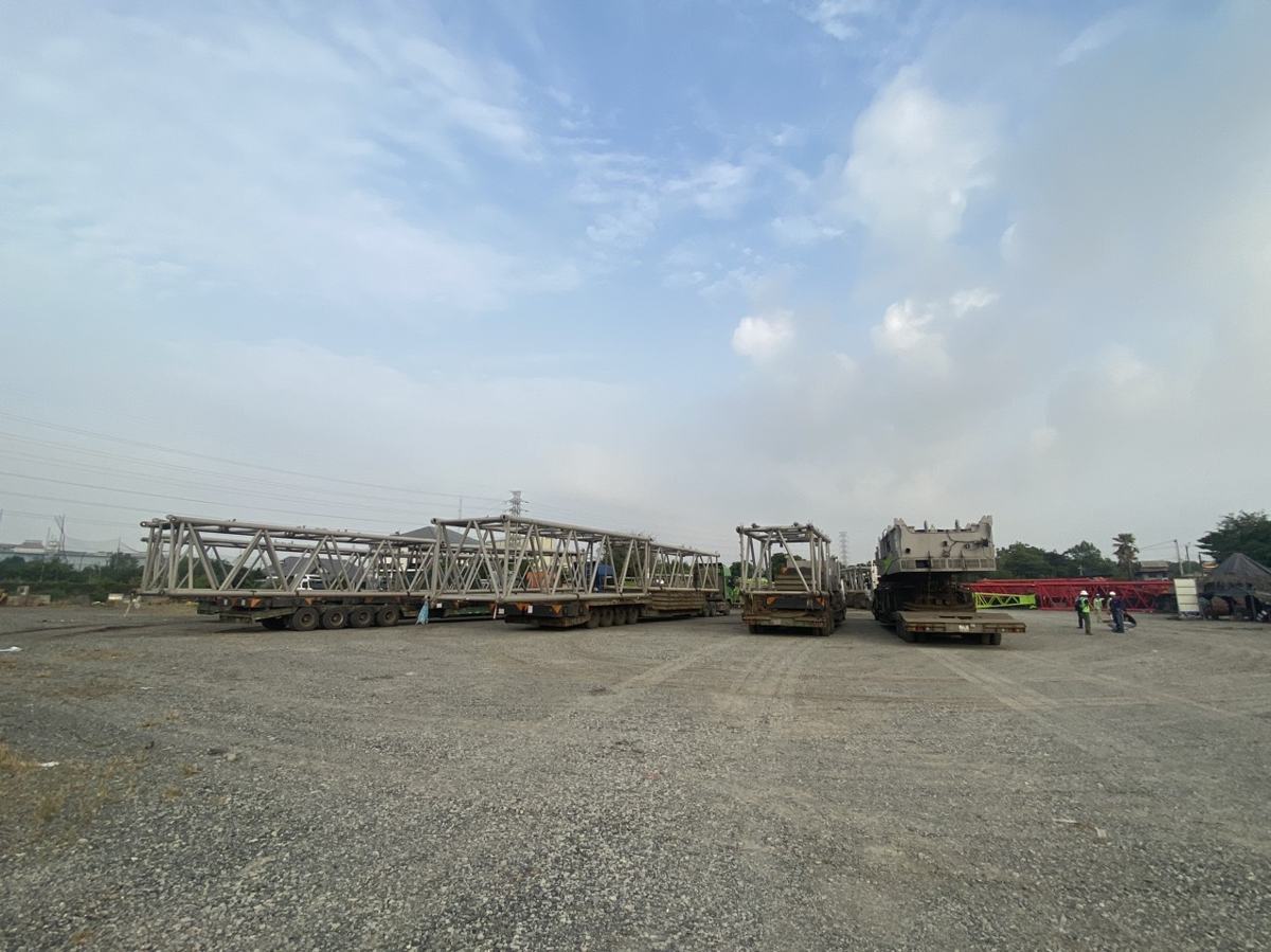 Cấu kiện cẩu tháp chằng buộc trên Flat Rack