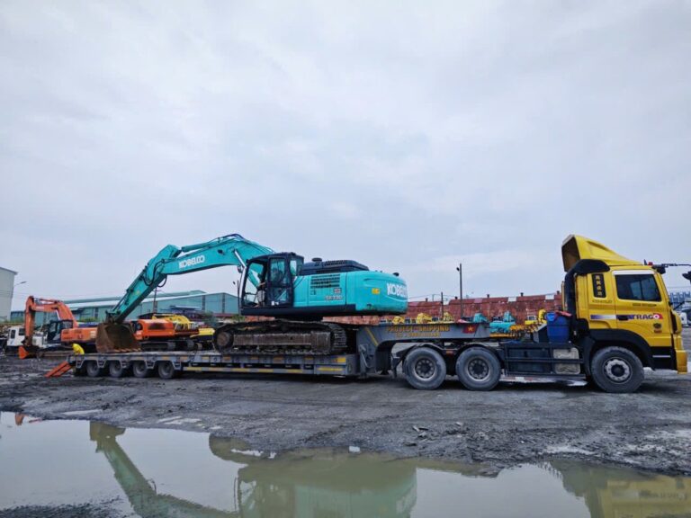 Vận chuyển máy đào Komatsu trên mooc lùn