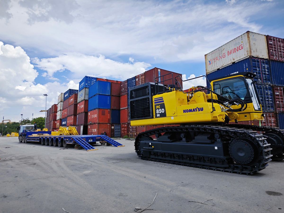Đội xe Project Shipping vận chuyển máy đào