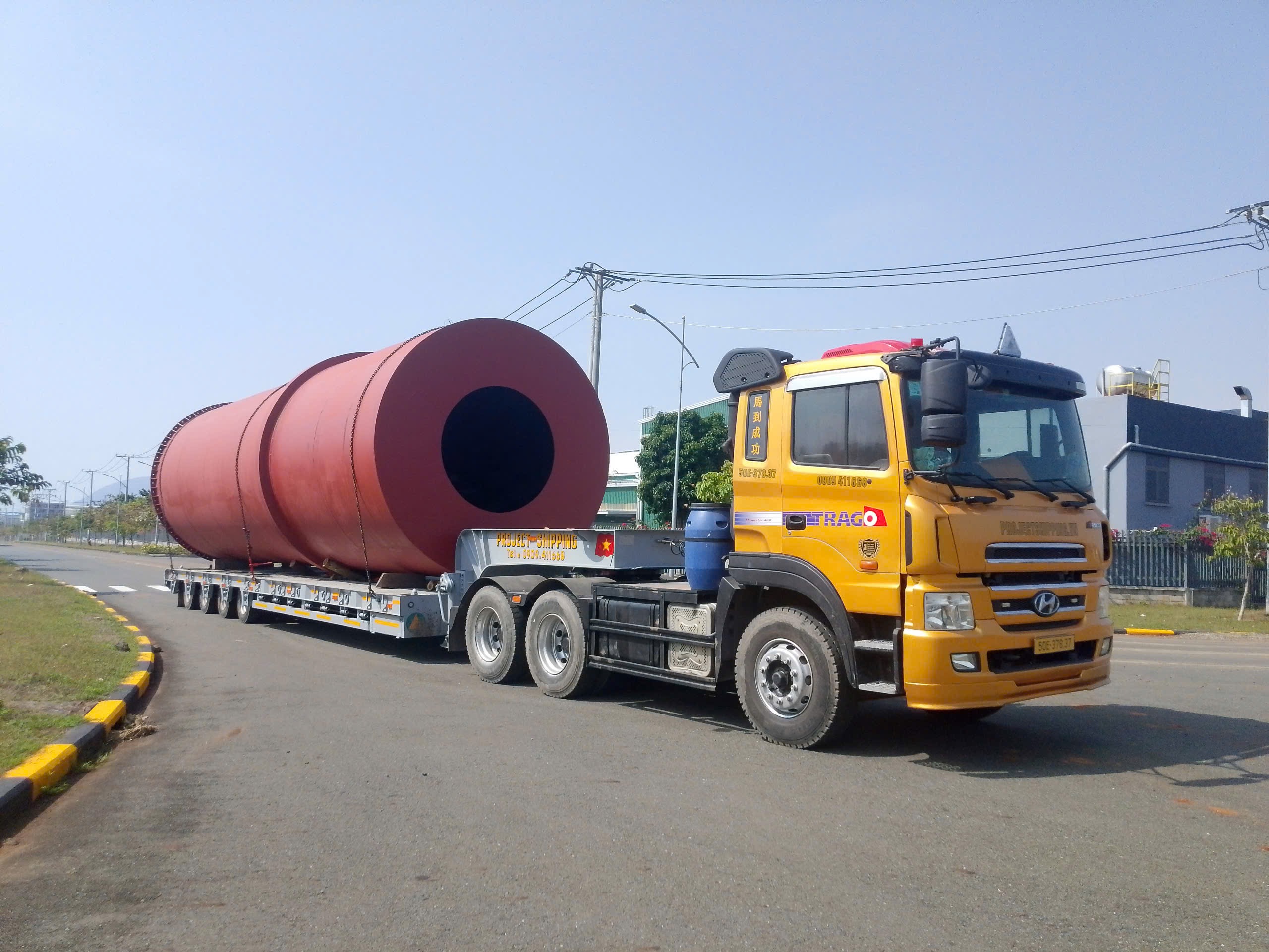 Vận chuyển silo bồn đường kính lớn trên mooc lùn