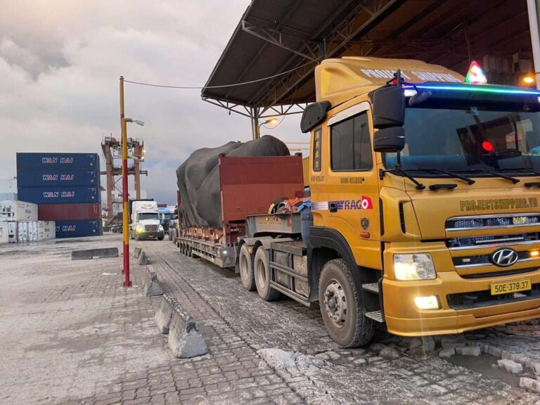 Cách đóng hàng flat rack - xe Project Shipping chở kiện hàng bọc bạt tại cảng