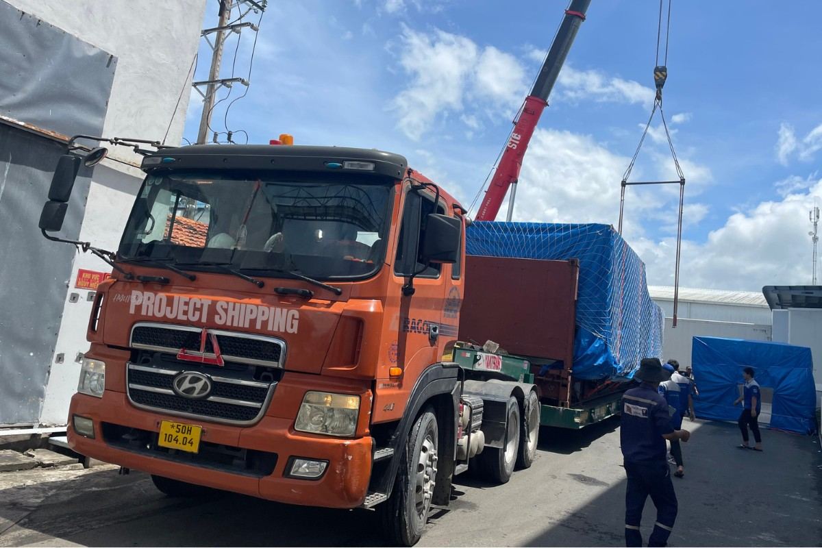 Cách đóng hàng flat rack - cẩu hạ hàng lên container flat rack của Project Shipping