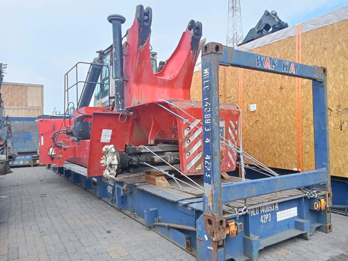 Cách đóng hàng flat rack - máy móc đặt trên sàn container flat rack, chằng buộc bằng dây đai