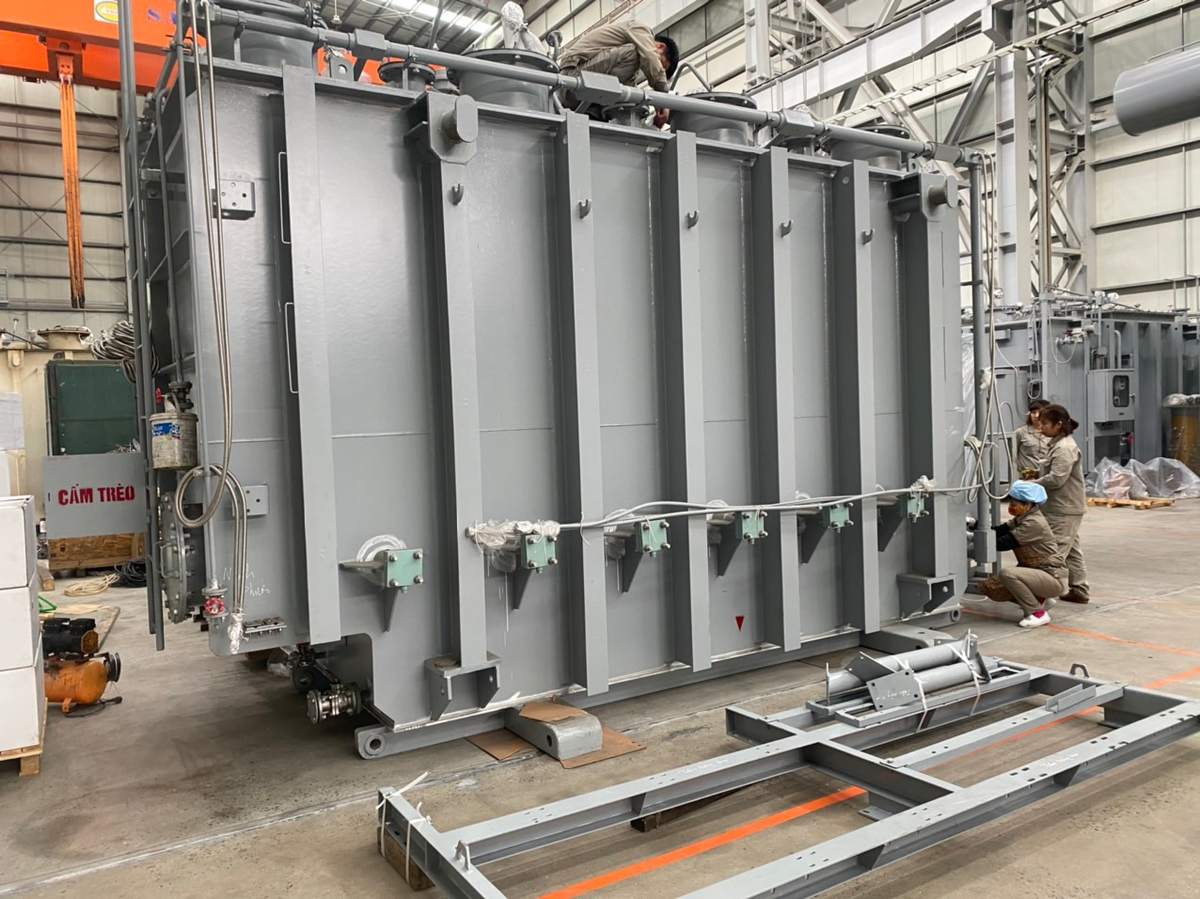 Case vận chuyển máy biến áp: thân máy biến áp lực trong xưởng nhà sản xuất trước khi cẩu lên mooc