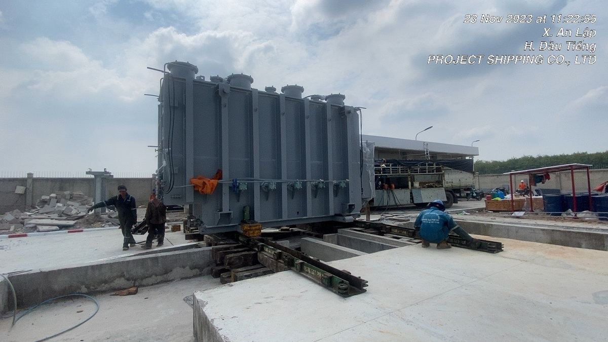 Case vận chuyển máy biến áp: kéo trượt thân máy trên ray thép vào bệ móng bê tông trong trạm