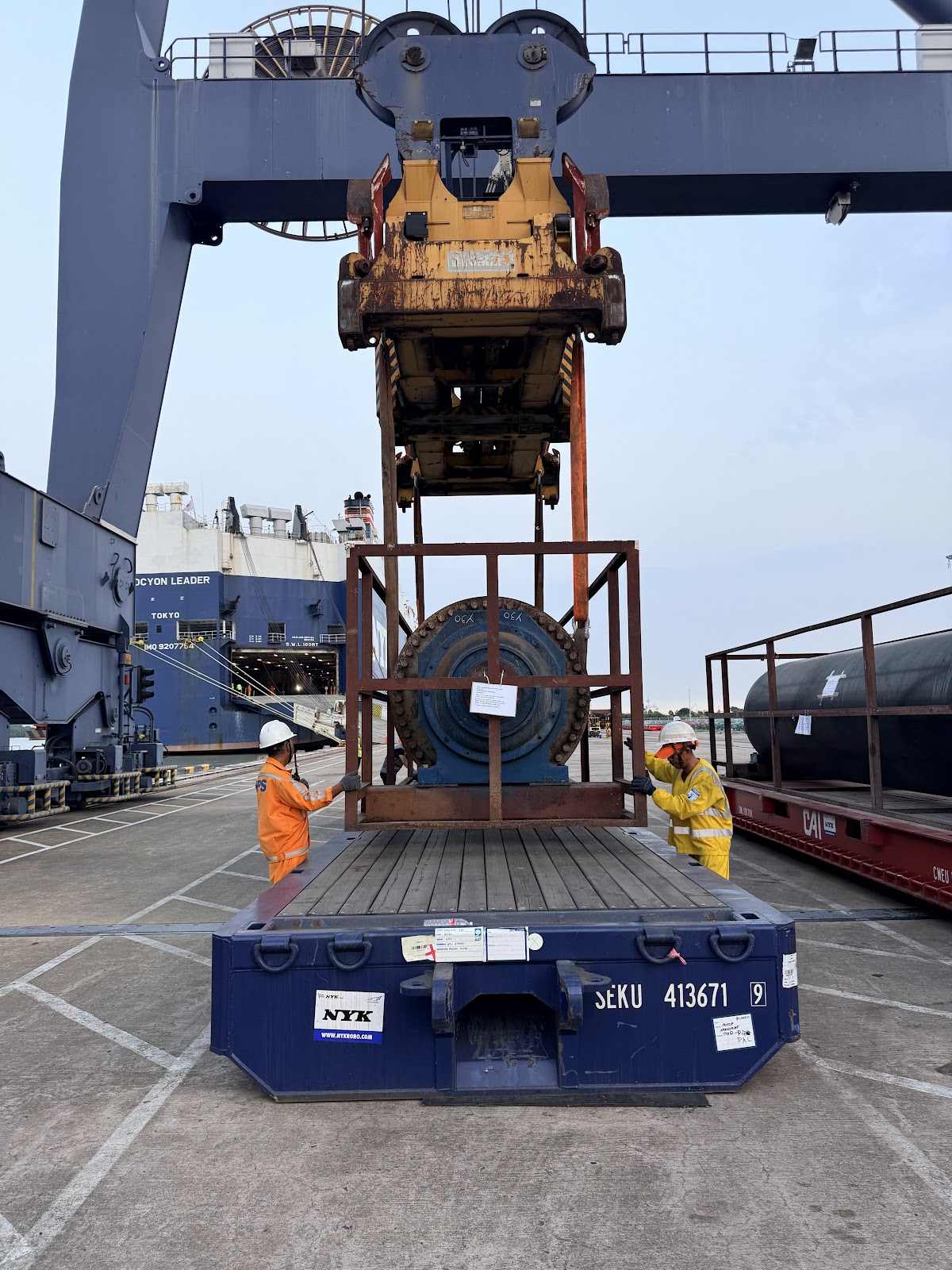 Cẩu kiện hàng dự án lên roll trailer tại cảng