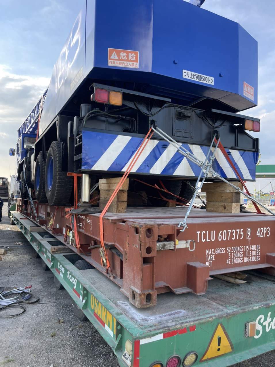 Chằng buộc lashing kê đệm gỗ trên sàn Flat Rack