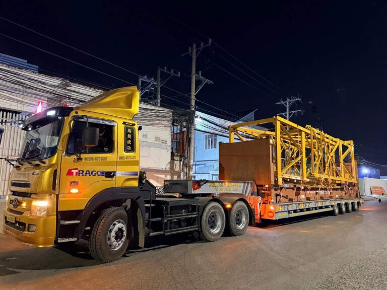 Chi phí vận chuyển siêu trường siêu trọng: đầu kéo Trago Project Shipping và mooc lùn chở container Flat Rack cẩu tháp