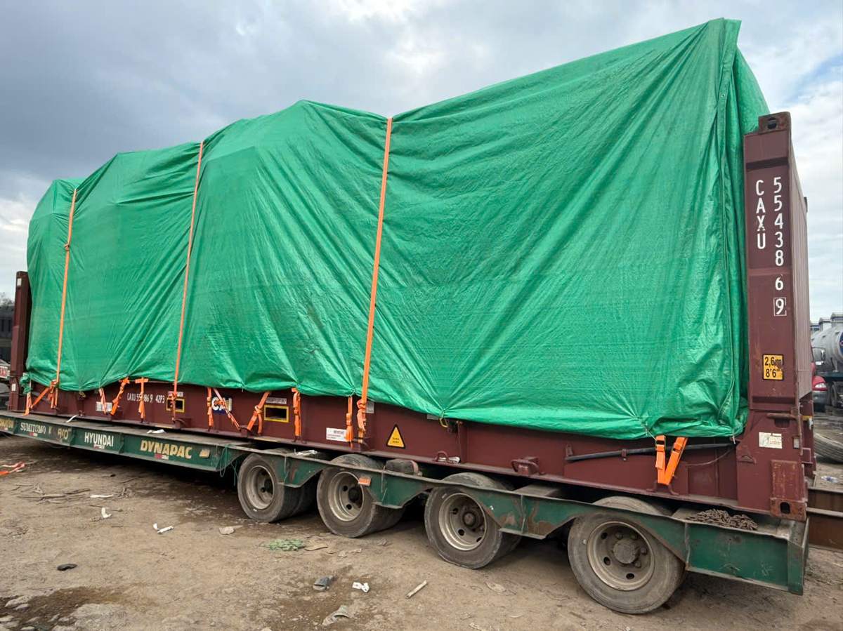 Chằng buộc kiện hàng quá khổ trên container Flat Rack bằng tăng đơ trước khi vận chuyển siêu trường siêu trọng