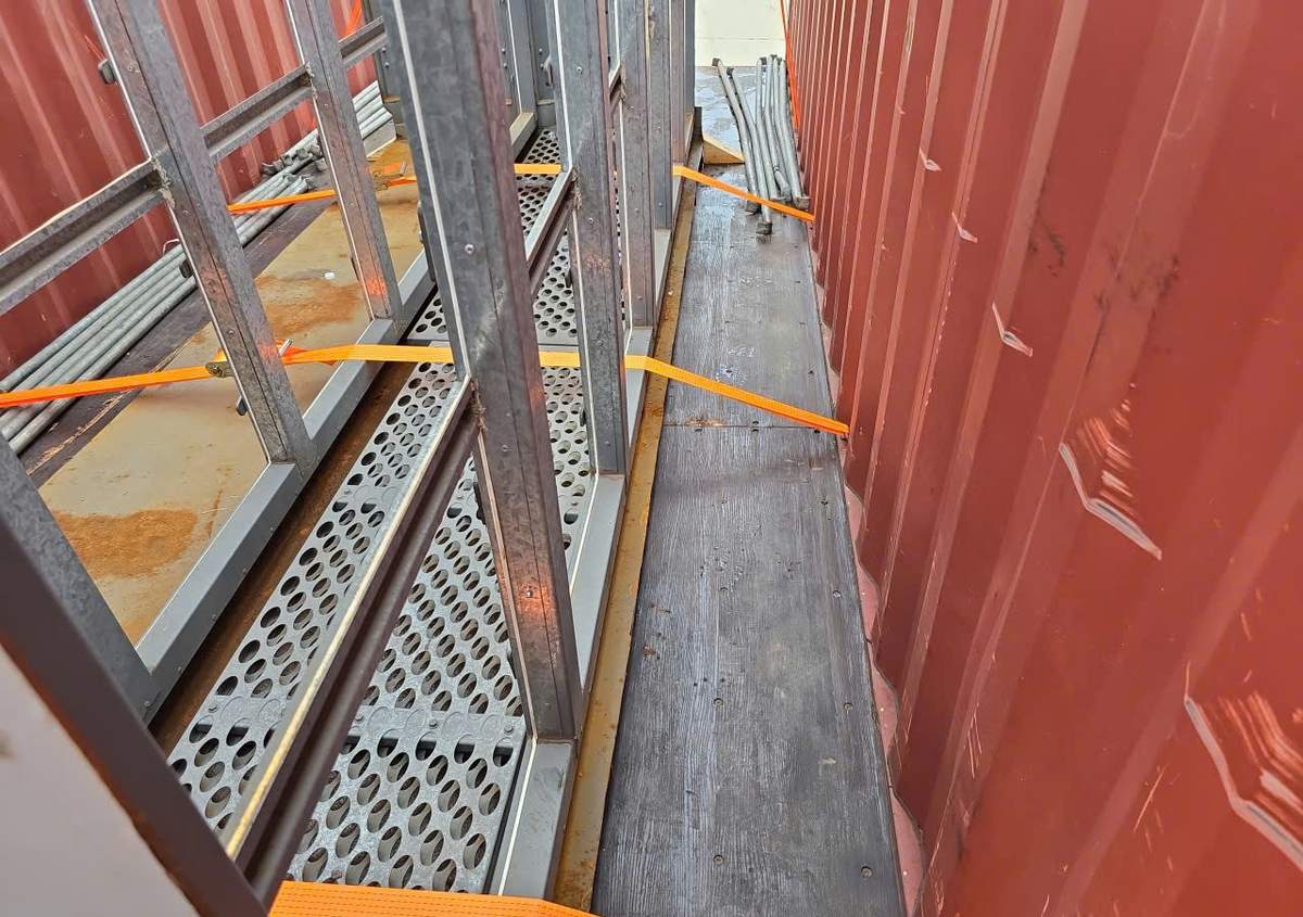 Container open top là gì: nhìn từ nóc xuống, hàng xếp lọt roof opening và chằng buộc