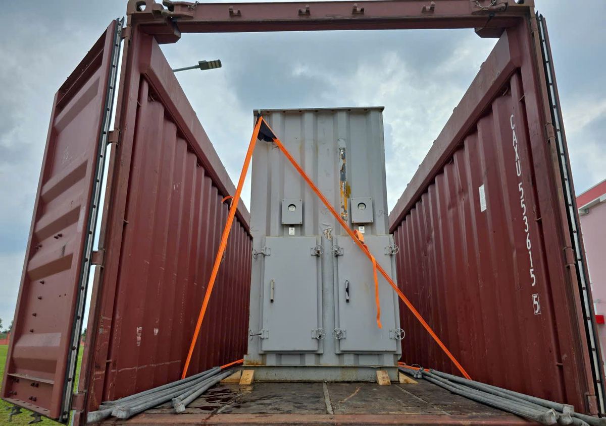 Container open top 40ft đóng thiết bị cao, lashing chéo qua vách hông
