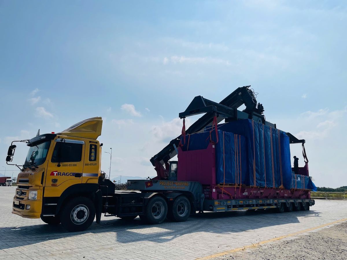 Đầu kéo Project Shipping nhận kiện hàng dự án tại bãi cảng