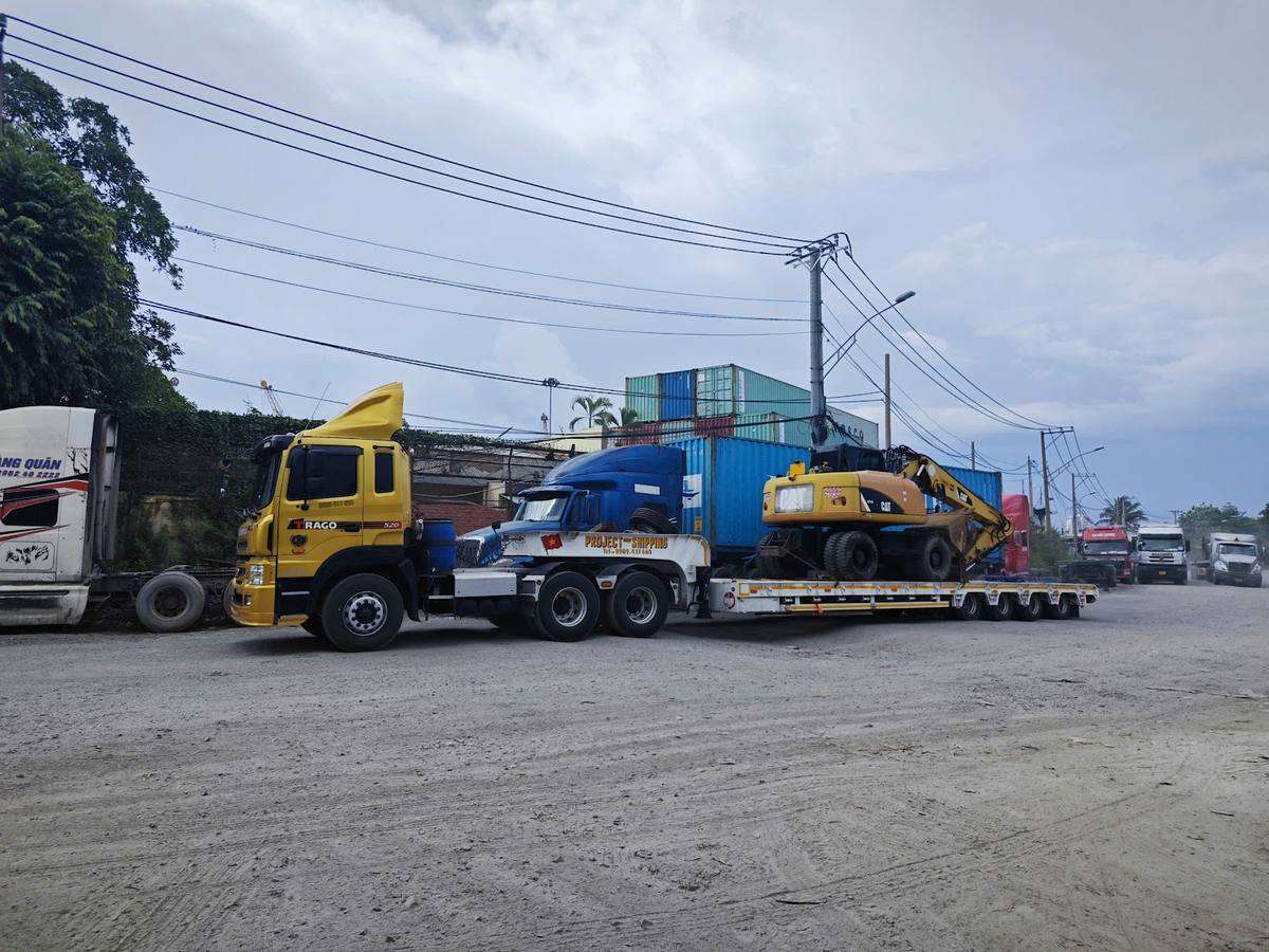 Máy đào quá khổ trên mooc lùn Project Shipping tại cảng Bến Nghé