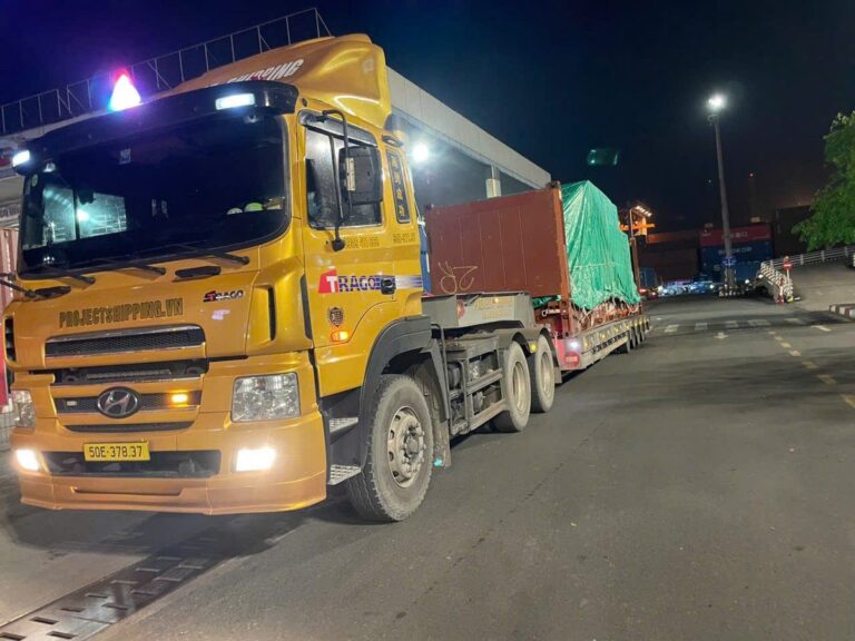 Hàng quá khổ quá tải là gì - xe đầu kéo Project Shipping chở hàng siêu trường ban đêm
