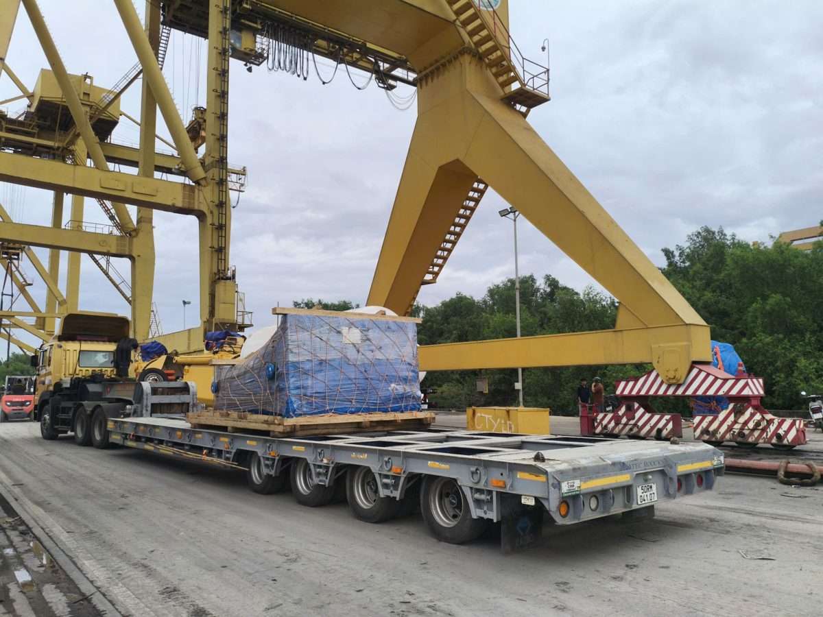 Hàng quá khổ quá tải là gì - cẩu bờ nâng kiện hàng dự án tại cảng