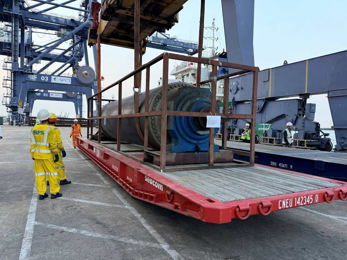 Lashing hàng dự án trên roll trailer đi tàu Ro-Ro
