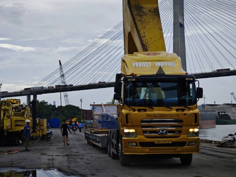 Tổ hợp đầu kéo Project Shipping và mooc lùn chở kiện hàng nặng tại cảng Lotus, tuân thủ quy định tải trọng cầu đường