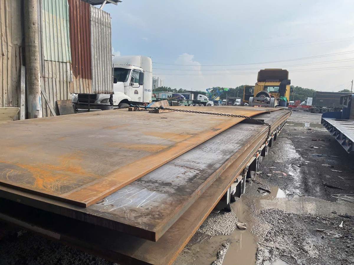 Thép tấm nặng chằng buộc trên mooc sàn Project Shipping trước khi rời cảng Lotus