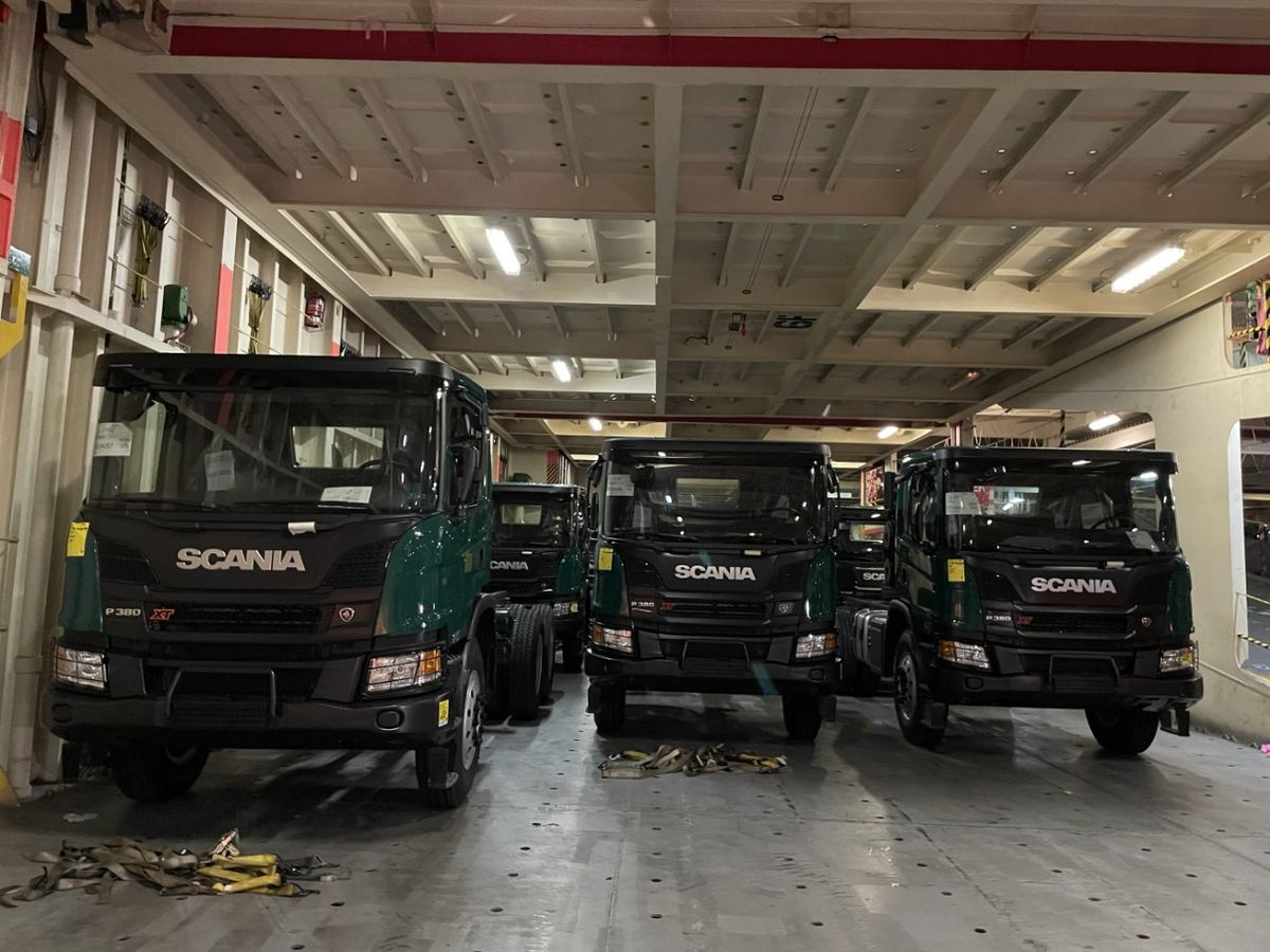 Lô đầu kéo Scania chằng buộc trong khoang tàu Ro-Ro tuyến Singapore về Hải Phòng