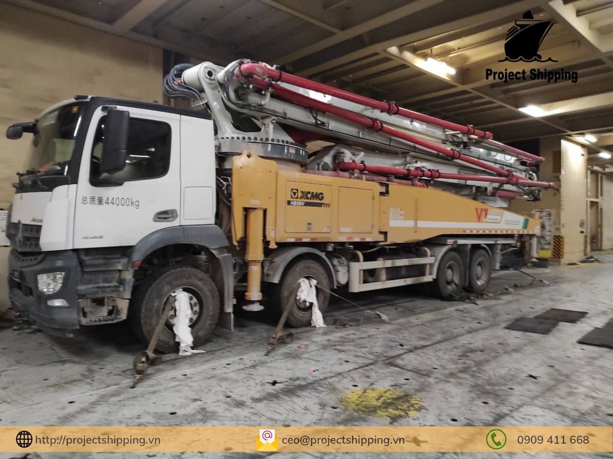 Chằng buộc xe bơm bê tông bằng xích trong hầm tàu Ro-Ro, Project Shipping thực hiện