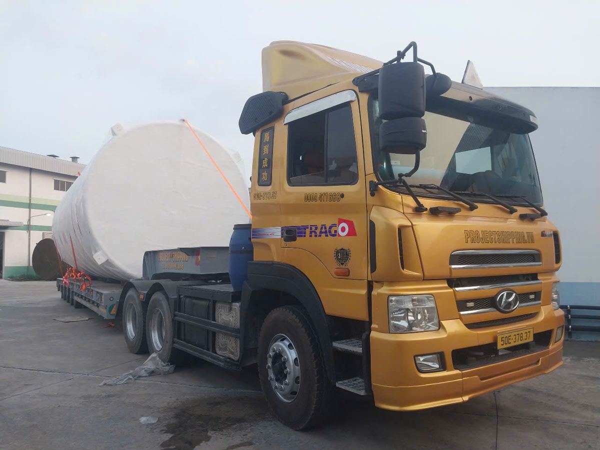 Tổ hợp đầu kéo và mooc lùn Project Shipping chở bồn quá khổ, kiểm tra trước khi lăn bánh theo giấy phép