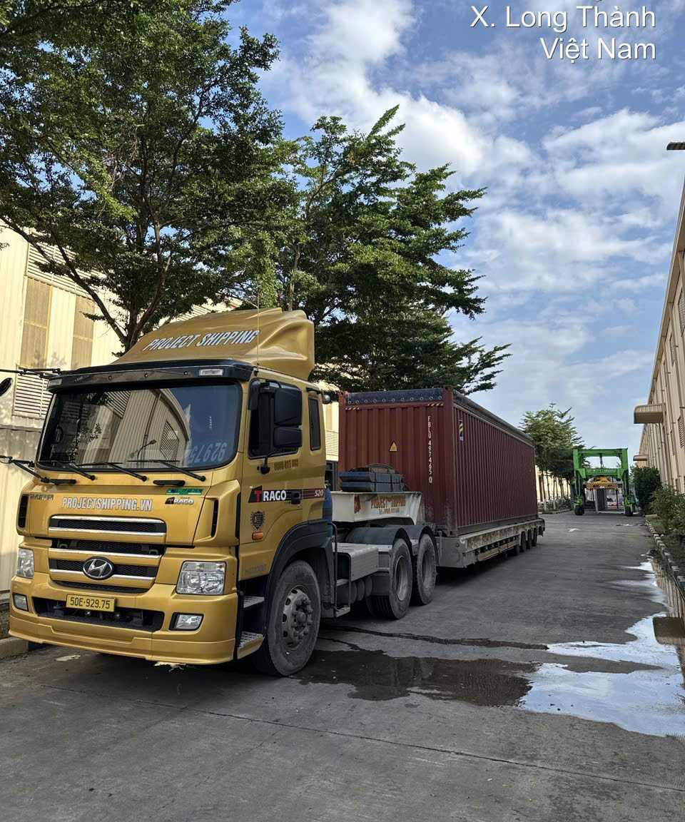 Xe đầu kéo Project Shipping chở container Flat Rack tại Long Thành