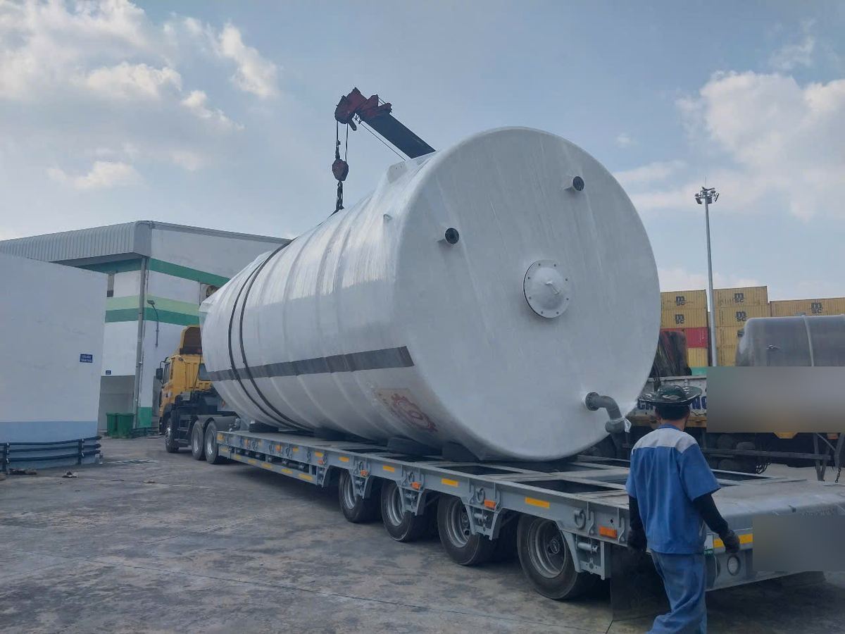 mooc lùn chở bồn chứa xăng dầu tại bãi tập kết Project Shipping