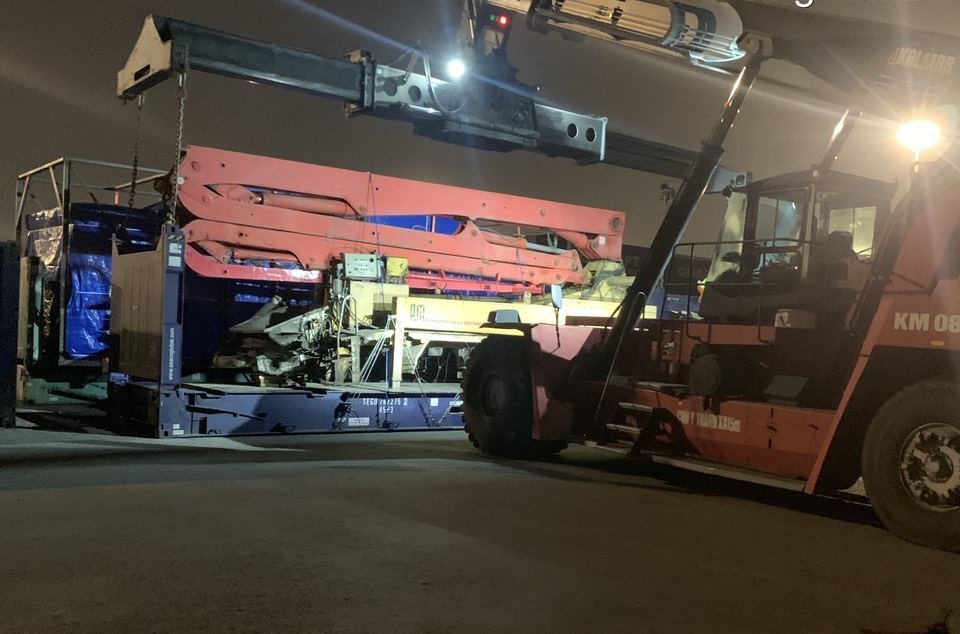 Xe nâng reach stacker nâng container Flat Rack chở cần bơm bê tông tại bãi Hải Phòng