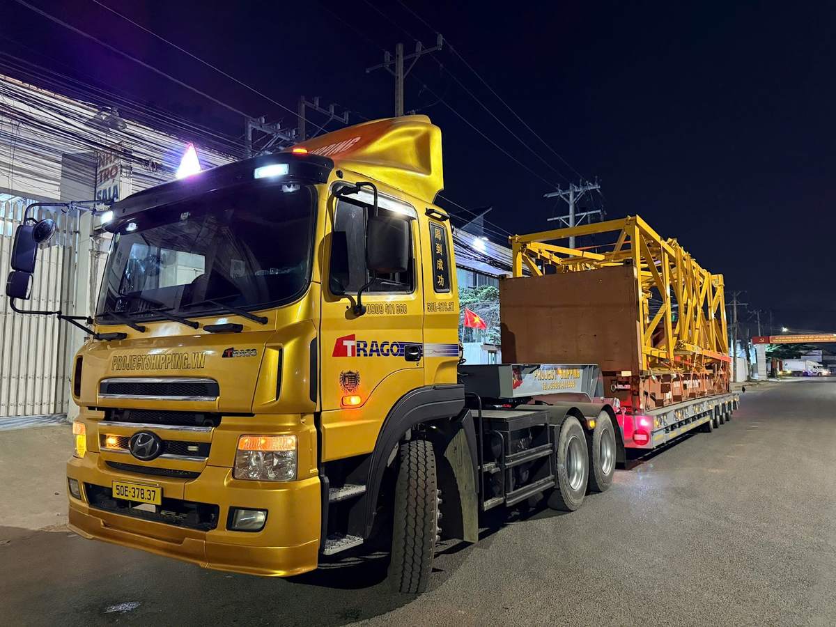 Đầu kéo Project Shipping vận chuyển cẩu tháp ban đêm