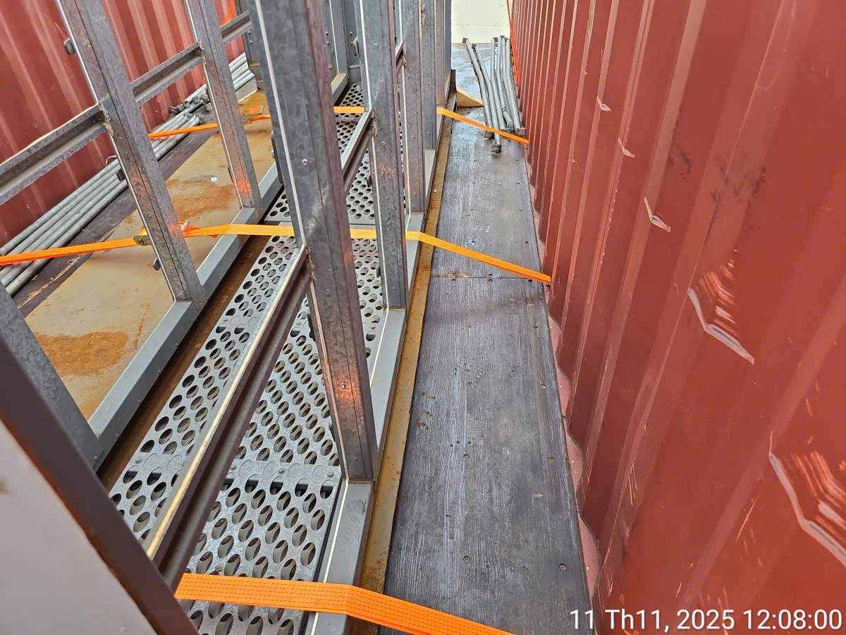 Nóc mở container Opentop lộ hàng quá khổ bên trong