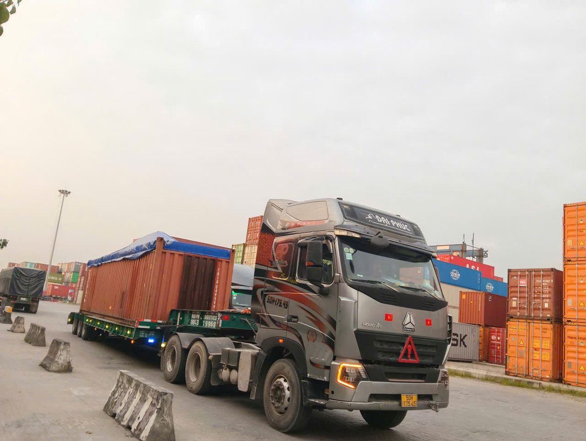 Đầu kéo Project Shipping vận chuyển container Opentop trên mooc lùn