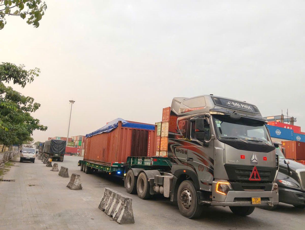 Container Opentop di chuyển trong bãi cảng Cát Lái