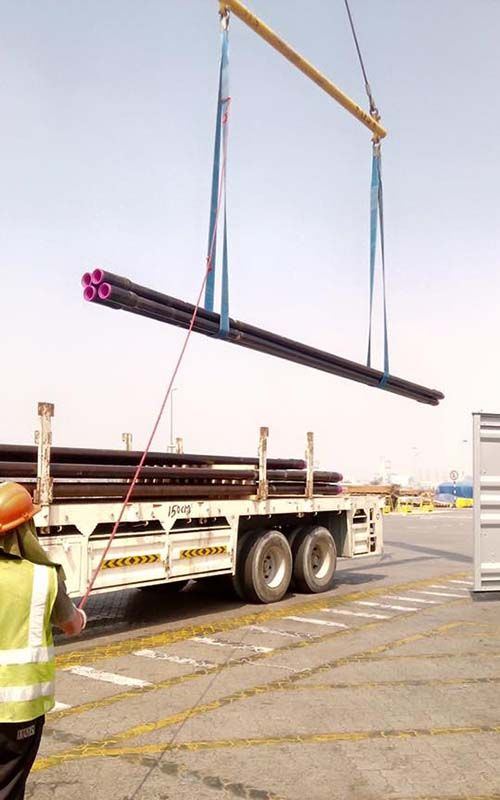 vận chuyển dự án dầu khí cẩu bó ống thép lên container