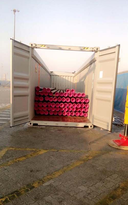 vận chuyển dự án dầu khí xếp ống thép vào container