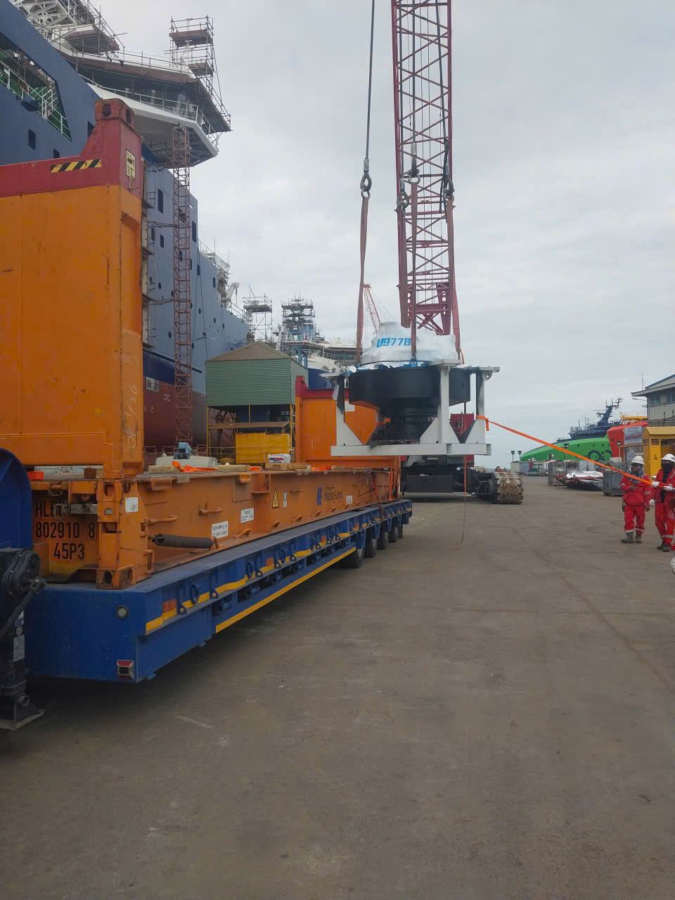 cẩu bờ nâng kiện hàng siêu trường tại cảng - vận chuyển đường biển