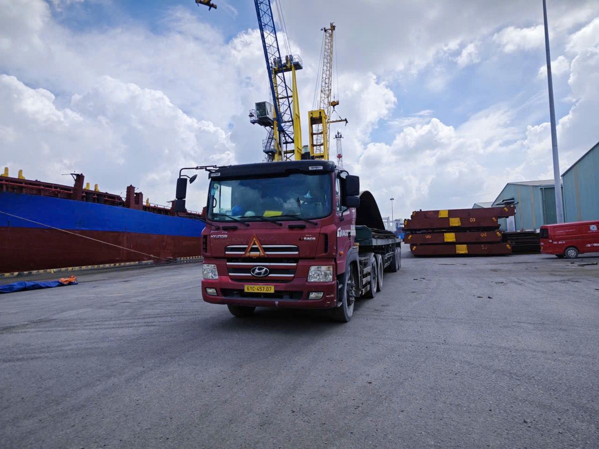 xe đầu kéo Project Shipping tại cầu cảng chuẩn bị chuyển tải hàng lên tàu