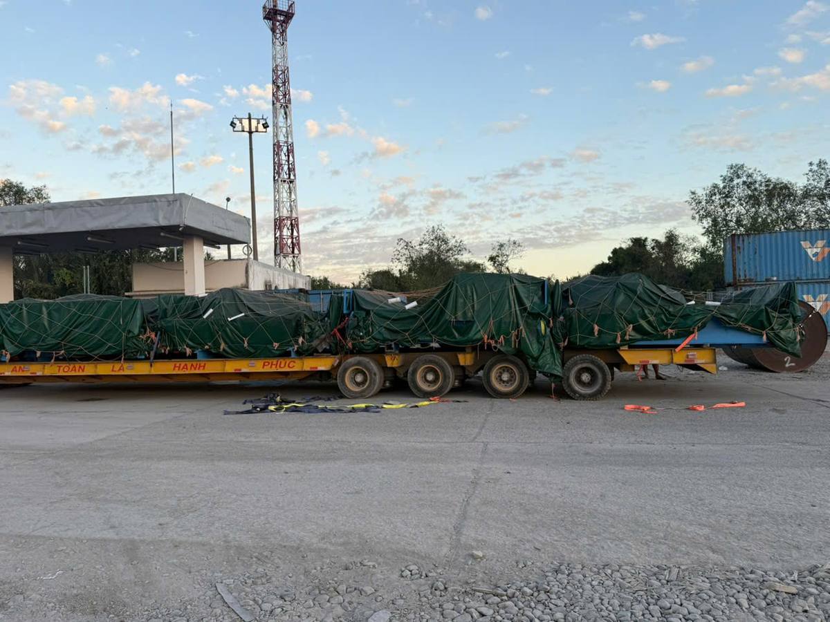 mooc lùn Project Shipping chở kiện hàng nặng trên quốc lộ - vận chuyển đường bộ hay đường biển cho hàng siêu trường