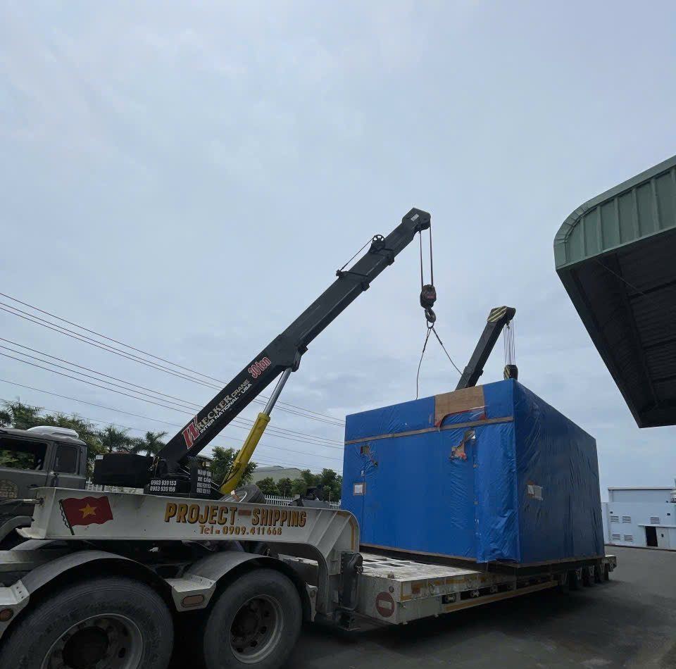 Cẩu hạ thiết bị nhà máy đóng kiện lên mooc lùn Project Shipping tại Tây Ninh