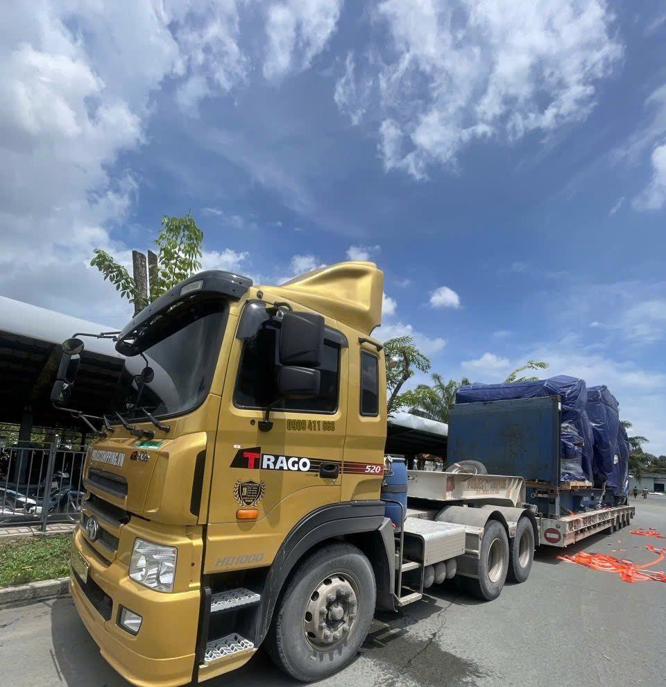 Vận chuyển hàng dự án về khu công nghiệp: tổ hợp Trago mooc lùn Project Shipping chở thiết bị đóng kiện