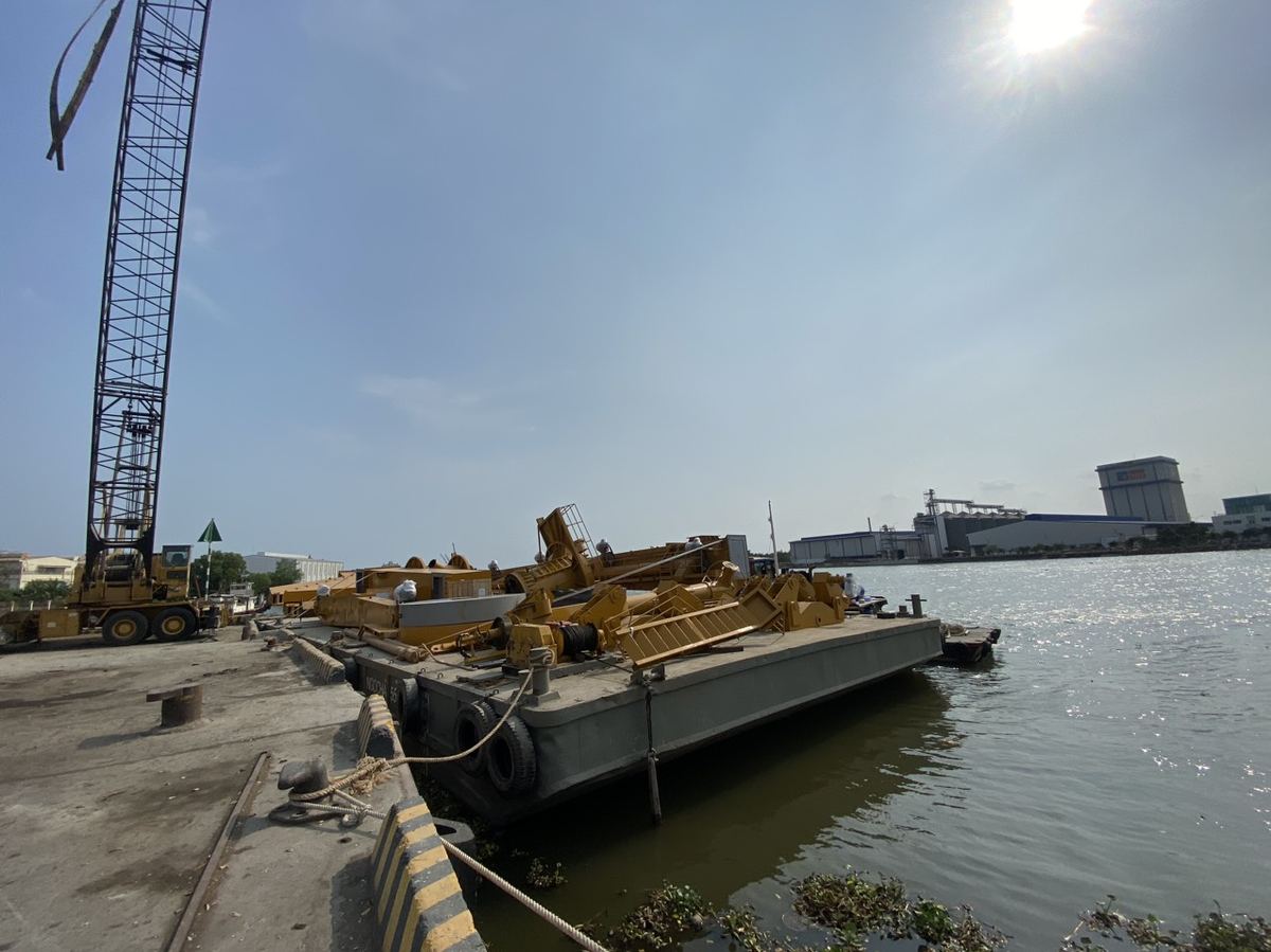 Vận chuyển thiết bị dự án bằng sà lan
