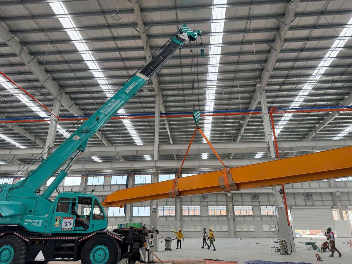 Cẩu lắp dầm thép vào nhà xưởng thép tiền chế