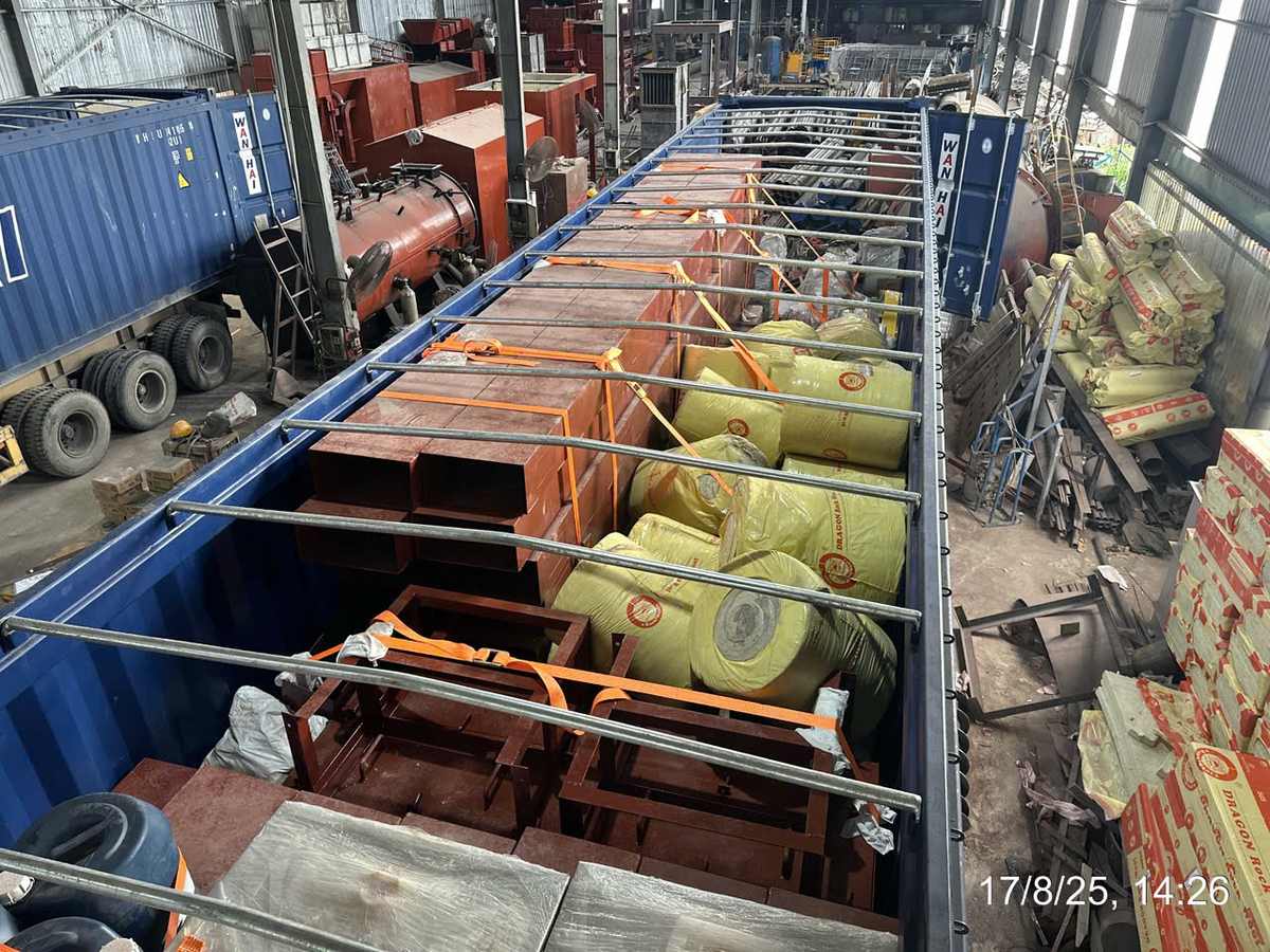 Vận chuyển lò hơi bằng container 40'OT: xếp cụm lò và bông cách nhiệt từ nóc cont