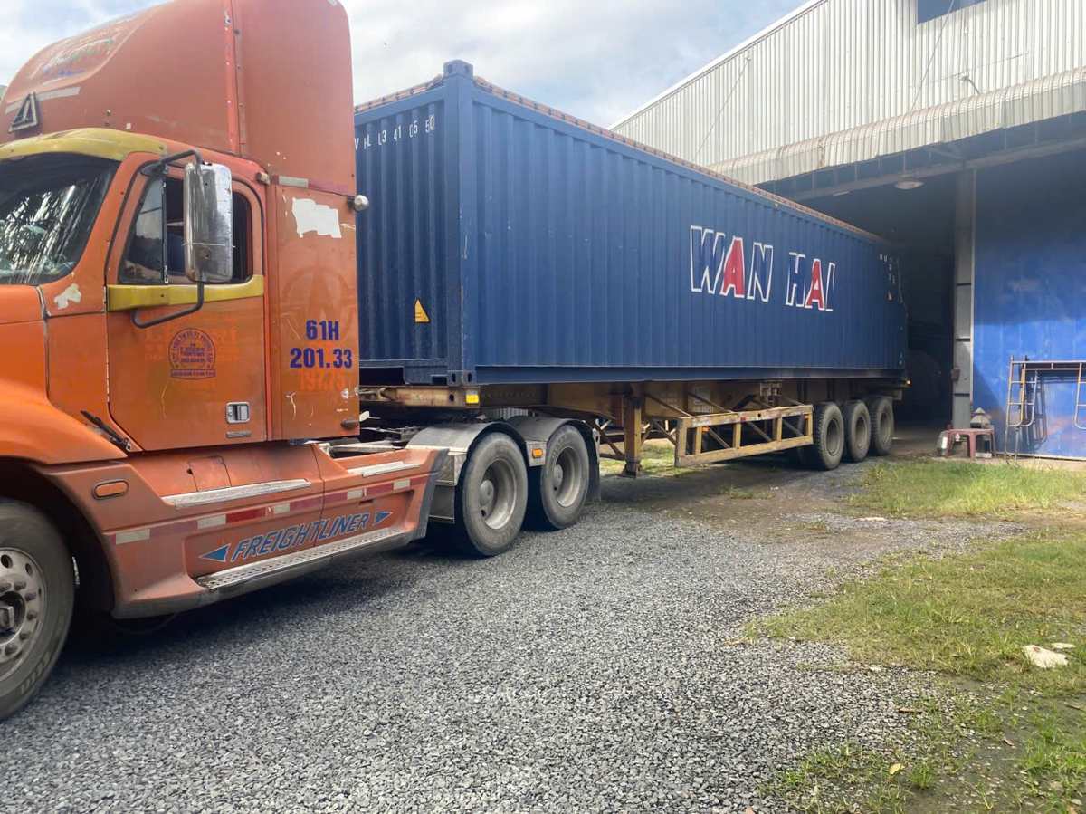Đầu kéo đưa container Open Top chở lò hơi từ xưởng ra cảng