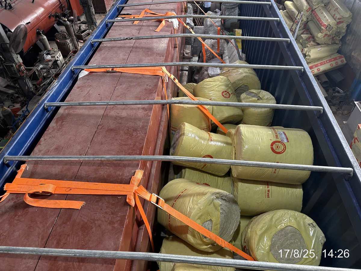 Chằng buộc dây tăng đơ và thanh kèo nóc bên trong container OT vận chuyển lò hơi