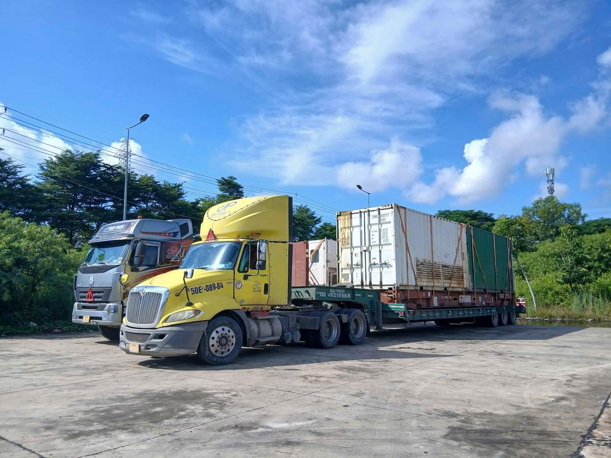 Xe đầu kéo Project Shipping chở flat rack thiết bị về KCN Đông Xuyên, khu công nghiệp dịch vụ dầu khí