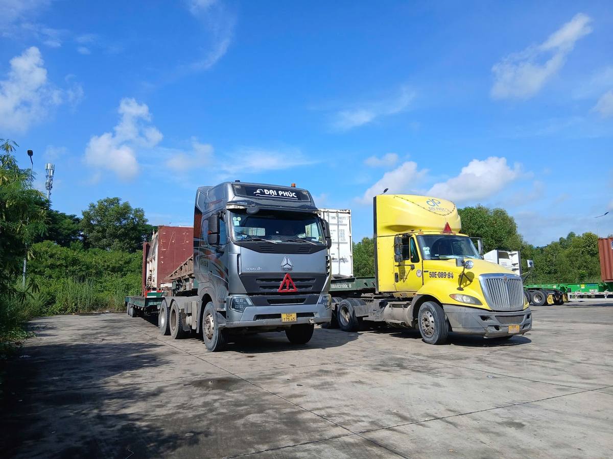 Đội xe Project Shipping vận chuyển thiết bị dầu khí đóng flat rack từ Cát Lái đi KCN Đông Xuyên